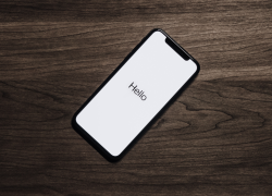 Imagen de referencia de una celular que muestra la palabra hello, traducida al español como hola.