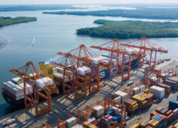 Fotografía aérea de una embarcación en el puerto de Guayaquil.