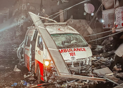 La Media Luna palestina ha publicado en su perfil de X (antes Twitter) fotografías de una ambulancia destrozada en un lugar indeterminado de Gaza.