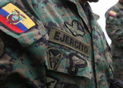 Fotografía de referencia del uniforme de n miembro del ejército ecuatoriano.