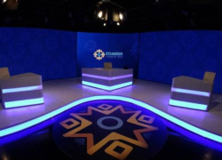 Fotografía referencial de un set de debate presidencial.