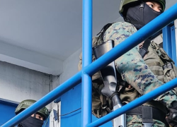 Fotografía de elementos de las Fuerzas Armadas ingresando a la prisión de Latacunga.