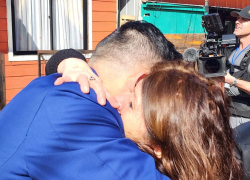 Jimmy abrazando a su madre biológica, María Angélica, tras descubrir que ella aún estaba viva, a los 42 años.