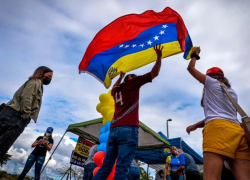 En la fotografía aparecen ciudadanos venezolanos en el Doral Central Park, en Miami-Dade, Florida.