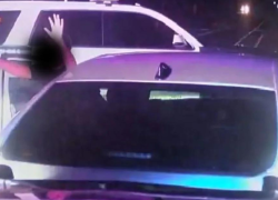 Fotografía del momento en el que los vehículos de la Policía detienen la marcha del auto conducido por uno de los niños.