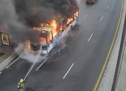 Fotografía del bus siendo consumido por llamas