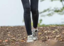 Imagen referencial de una mujer caminando por un trayecto delimitado en tierra.