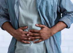 Fotografía referencial de un hombre con dolor de estómago