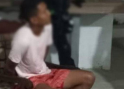 Fotografía del detenido junto a un efectivo policial.