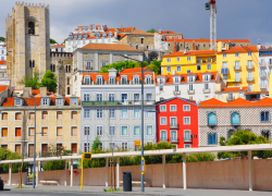 Fotografía de la fachada de varios edificios residenciales en Lisboa, capital de Portugal.