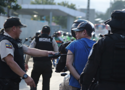 Fotografía de un operativo realizado en conjunto entre la Policia Nacional y la ATM en Pascuales, al norte de Guayaquil, el 8 de febrero del 2024.