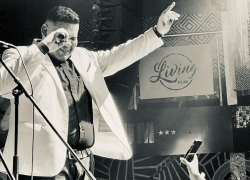 Fotografía del influencer en medio de una rpesentación.