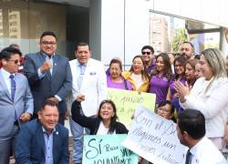 Simpatizantes de ADN y sus representantes acudieron el viernes al Consejo Nacional Electoral para inscribir su partido en apoyo al Sí en la Consulta Popular que promueve el Gobierno Nacional.