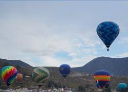 Globos aerostáticos sobrevuelan en la Mitad del Mundo durante la cuarta edición del festival en 2025.