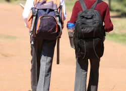 Fotografía de referencia de dos estudiantes caminando.
