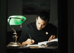 Fotografía de un hombre estudiando a distancia.