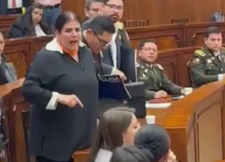Captura de video que registró el intenso cruce de palabras entre ministra Mónica Palencia y la legisladora Mónica Palacios.