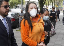 Fotografía de la excadete Joselyn Sánchez siendo custodiada por elementos policiales durante su detención por el caso.