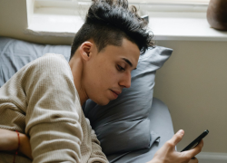 Fotografía de referencia de un hombre joven viendo su celular.