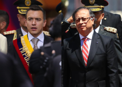 Fotografías del presidente Daniel Noboa (I) y su homólogo colombiano, Gustavo Petro, tomadas durante el evento de posesión presidencial.