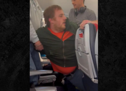 Captura de video en el que se observa cómo los viajeros retienen al sujeto.