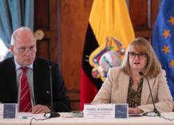 La subsecretaria de Asuntos Económicos y Cooperación Internacional del Ministerio de Relaciones Exteriores y Movilidad Humana de Ecuador, Isabel Albornoz, y por el Embajador de la Unión Europea en Ecuador, Charles-Michel Geurts.