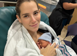 La primera dama, Lavinia Valbonesi de Noboa, posando feliz junto a su hijo recién nacido, Furio.