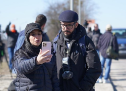 Fotografía de los comunicadores Anderson Boscán y Mónica Velásquez, durante una cobertura en Ucrania.