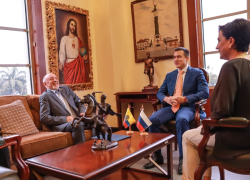 El presidente de la República, Daniel Noboa Azin (c), mantuvo una reunión con el embajador de Rusia en Ecuador, Vladimir Sprinchan (I) este viernes, en Guayaquil.