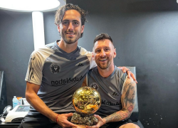 Fotografía de Leonardo Campaña junto a Lionel Messi, cuando el argentino el argentino ganó su octavo balón de oro.