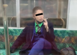 Kyota Hattori sentado dentro del bus en el que llevó a cabo un atentado contra más de una decena de personas.