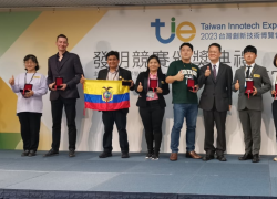 Fotografía en la que aparece Manuel Quiñonez posando con la bandera ecuatoriana al lado de otros ganadores.