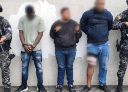 Fotografía de los tres detenidos por el intento de robo.