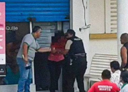 Captura de video de la mujer saliendo del local en el que fue atacada.