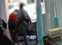 Captura de video en el que el sujeto apunta la cámara que lleva escondida en su zapato debajo de la falda de la empleada.