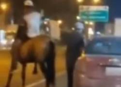 Dos hombres cometen ilícitos a caballo en Guayas.