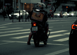 Imagen referencial de un repartidor en moto.
