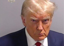 Trump se convirtió en el primer presidente en la historia de Estados Unidos en haber sido fotografiado por un fichaje carcelario.