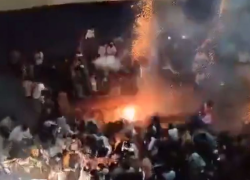 Captura de video que registró el insólito hecho ocurrido al interior de una sala de cine en India.