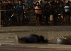 Un nuevo hecho de sangre se registró esta noche en la cooperativa 28 de agosto. En la fotografía se observa una de las personas que fallecieron por las detonaciones.