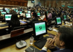 Fotografía de legisladores votando por la ley que garantiza equidad salarial entre hombres y mujeres.