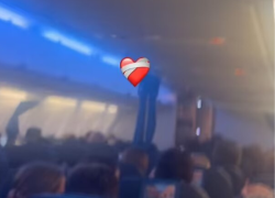 Captura del video en el que la acróbata registró lo que sucedía al interior de la cabina.