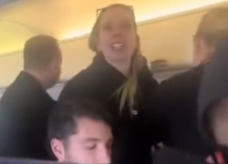 Captura de video en el que aparece la pasajera en cuestión hablando ante una cámara.