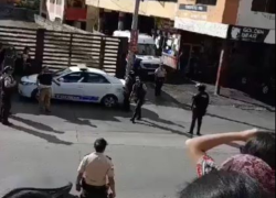Policías reunidos en calles de Pelileo tras el operativo en el que murió el sargento primero Wilson Ortiz Cevallos.