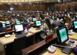 Fotografía de los legisladores votando por la aprobación del acuerdo comercial.
