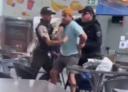 Captura de un video difundido en redes sociales en el que aparecen sujetos disfrazados de policías.