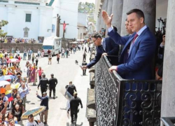 Fotografía del presidente electo Daniel Noboa saludando a ciudadanos desde un balcón del Palacio de Carondelet.