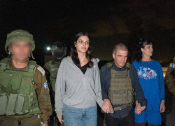 Las rehenes liberadas siendo custodiadas por soldados de Israel tras su llegada a dicho país.