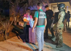 Fotografía cedida por La Voz en la que agentes hablan con quienes estarían