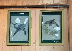 Unas ballenas pintadas por Santiago Lince y expuestas en la muestra “¡A ideaginar!, organizada por el espacio Atrios.